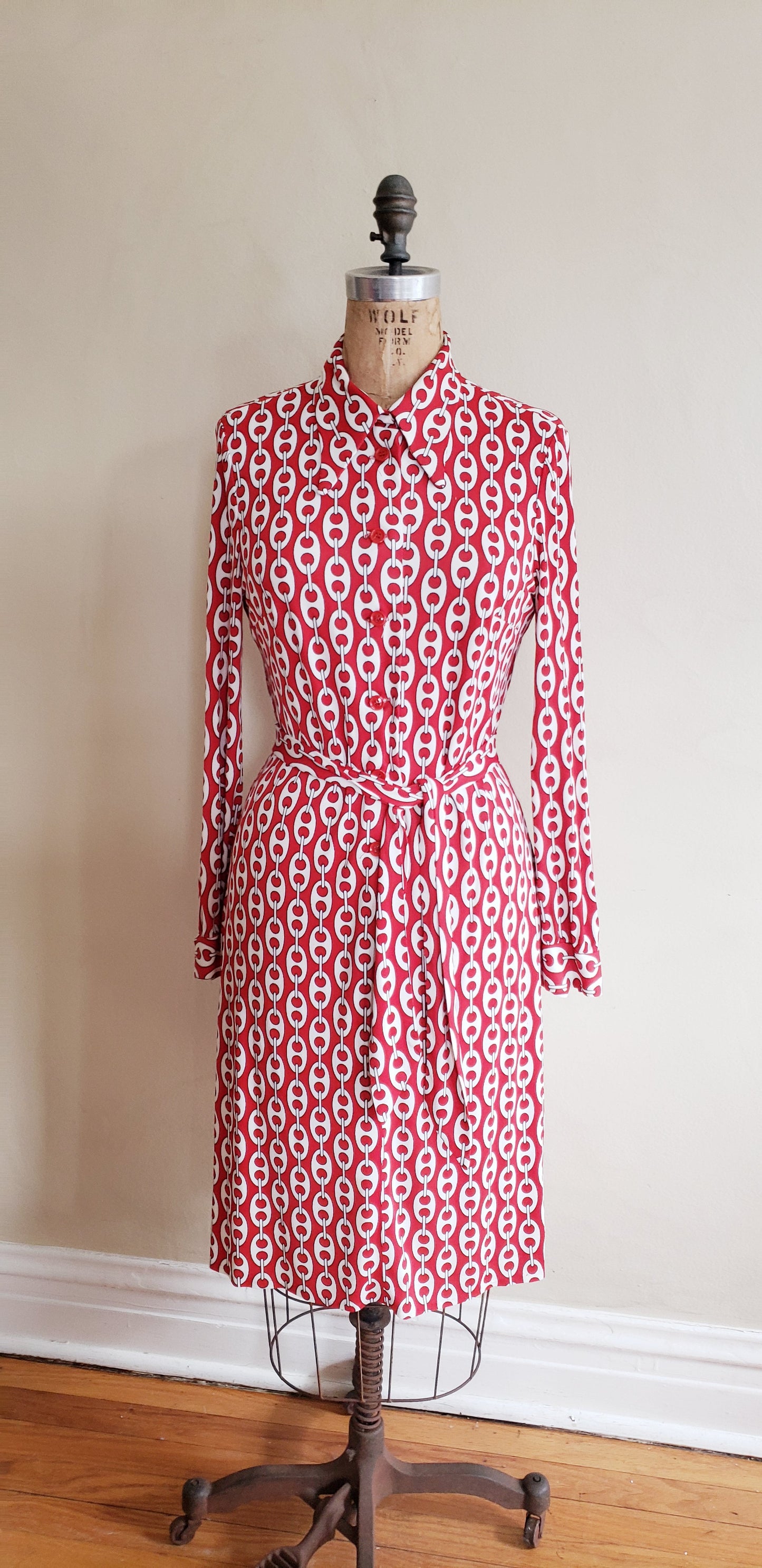 1970s Shirt Dress in Red with White Chain Print with matching sash tie belt